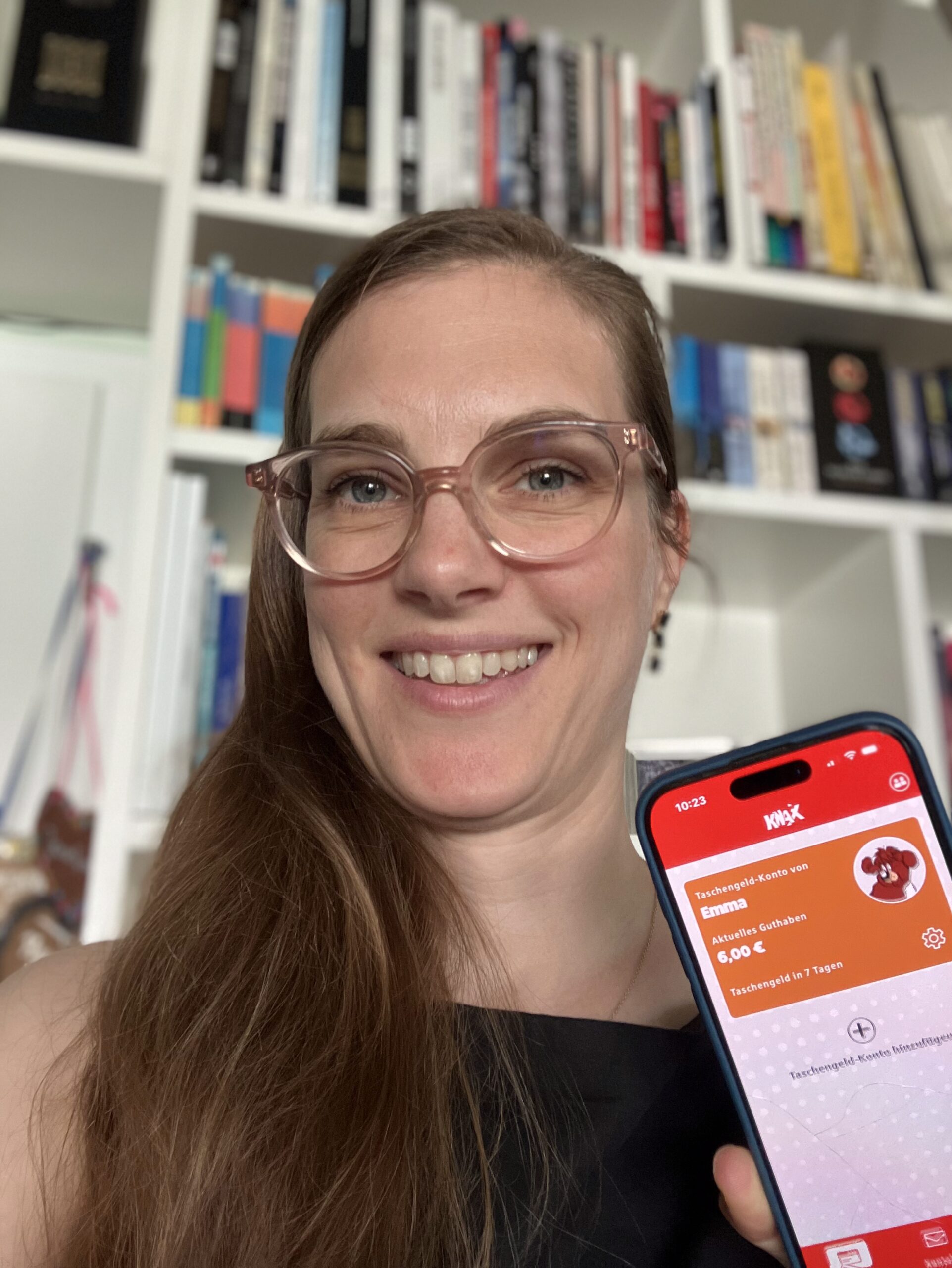 Linda Schliée zeigt die KNAX-App auf einem Smartphone